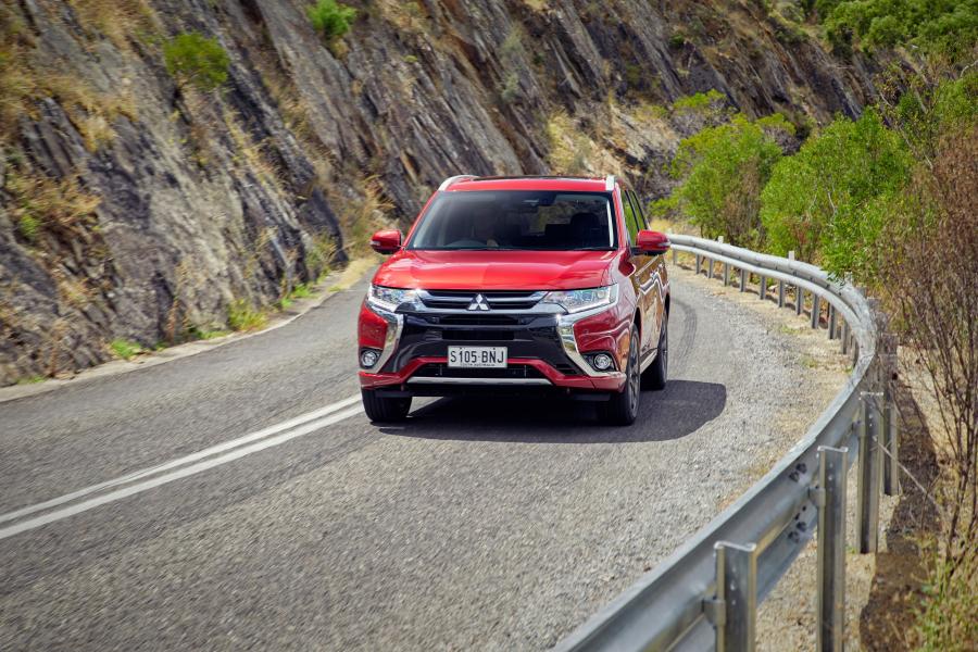  Mitsubishi Outlander PHEV 2017 года  (AU) (фото 23 из 35)
